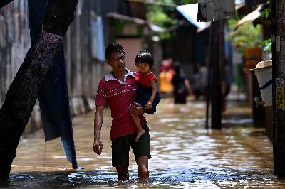 Banjir kawasan Petogogan akibat meluapnya Kali Krukut di Kebayoran Baru, Jakarta Selatan, 5 Oktober 2020. ANTARA/Sigid Kurniawan
