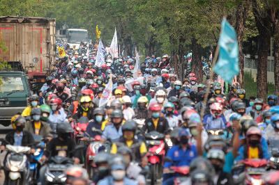 Buruh melakukan aksi mogok kerja dengan turun ke jalan di kawasan industri EJIP, Kabupaten Bekasi, Jawa Barat, 6 Oktober 2020. TEMPO / Hilman Fathurrahman W