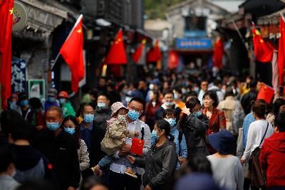 Warga berkunjung saat perayaan Hari Libur Nasional Cina di Danau Houhai, Beijing, Cina, 2 Oktober 2020.  REUTERS/Thomas Peter