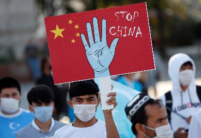 Demonstran etnis Uighur melakukan aksi protes terhadap Cina di Istanbul, Turki, 1 Oktober 2020. REUTERS/Murad Sezer