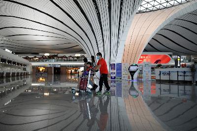 Penumpang di aula terminal Bandara Internasional Daxing Beijing, Cina, 25 September 2020. REUTERS/Carlos Garcia Rawlins