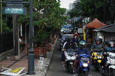 Warga bersepeda motor melanggar aturan pengetatan adaptasi kebiasaan baru di kawasan sekitar Alun-Alun Bandung, Jawa Barat, 5 Oktober 2020. TEMPO/Prima Mulia