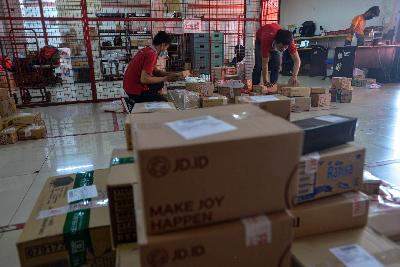 Bongkar muat barang jd.id di kawasan Pancoran, Jakarta, 5 Oktober 2020. Tempo/Tony Hartawan