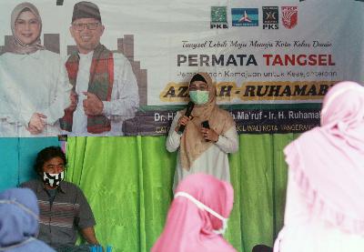 Calon Walikota Tangerang Selatan Siti Nurazizah (tengah) saat melakukan kampanye dialogis di Ciputat, Tangerang Selatan, Banten, 28 September 2020. ANTARA/Muhammad Iqbal