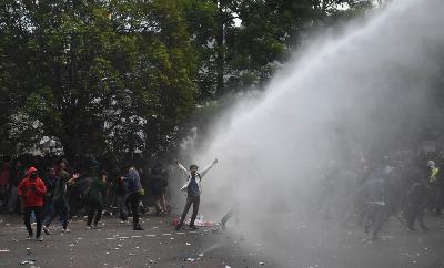 Polisi menembak meriam air untuk membubarkan aksi unjuk rasa omnibus law di depan DPRD Provinsi Jawa Barat di Bandung, 7 Oktober 2020. TEMPO/Prima Mulia