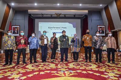 12 menteri jumpa pers terkait disahkannya UU Cipta Kerja di Kantor Kemenko Perekonomian di Jakarta, 7 Oktober 2020. Tempo/Tony Hartawan