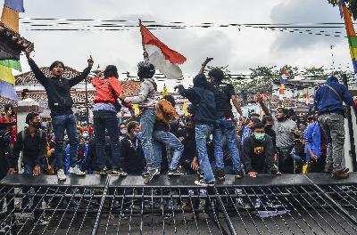 Massa mendobrak pintu gerbang gedung dewan saat aksi unjuk rasa menolak pengesahan UU Cipta Kerja di Kantor DPRD Kota Tasikmalaya, Jawa Barat, 7 Oktober 2020. ANTARA/Adeng Bustomi