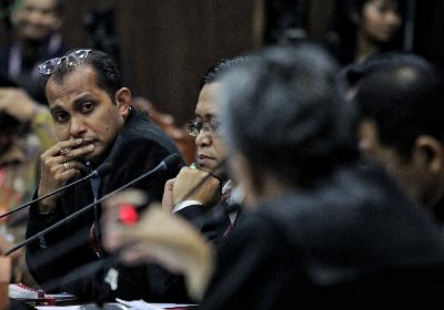 Edward Omar Sharif Hiariej (kiri) di Mahkamah Konstitusi, Jakarta, Juni 2019.   TEMPO/Hilman Fathurrahman W