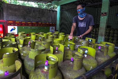 Bongkar muat gas elpiji 3 kg di agen gas kawasan Mampang, Jakarta, 28 April 2020. Tempo/Tony Hartawan