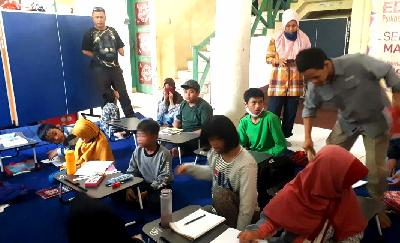 Relawan saat mengajar Anak Berkebutuhan Khusus di sekretariat YPD Kota Bogor, Villa Citra, Bogor Utara, Kota Bogor, Jawa Barat, 8 Oktober 2020. TEMPO/M.A MURTADHO