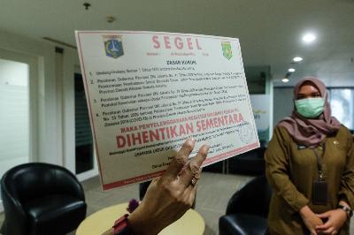 Penyegelan salah satu kantor terkait pelaksanaan protokol kesehatan oleh Dinas Tenaga Kerja di kawasan Sudirman, Jakarta, 1 Oktober 2020. TEMPO / Hilman Fathurrahman W