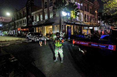 Petugas gabungan TNI, Polisi dan Satpol PP saat menggelar patroli pada pemberlakuan jam malam di kawasan Galaxy, Bekasi, Jawa Barat, 2 Oktober 2020. TEMPO / Hilman Fathurrahman W