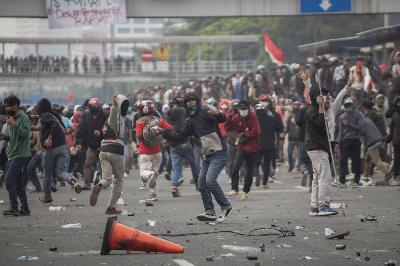 Massa terlibat bentrokan dengan aparat polisi saat aksi tolak Omnibus Law UU Cipta Kerja di kawasan Harmoni, Jakarta, 8 Oktober 2020. TEMPO/M Taufan Rengganis