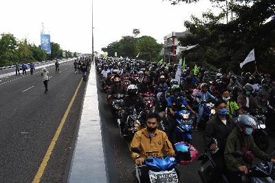 Buruh memblokir jalan layang Pasupati saat akan unjuk rasa menolak UU Cipta Kerja di Bandung, Jawa Barat, 8 Oktober 2020. TEMPO/Prima Mulia