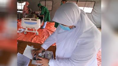 Petugas medis melakukan screening pasien ditenda darurat di depan IGD RSU Cut Meutia Aceh Utara, Aceh, Selasa (22/9/2020)./ ANTARA FOTO/Rahmad