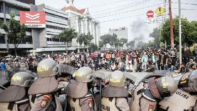 Massa dihadang aparat polisi saat aksi tolak Omnibus Law UU Cipta Kerja di kawasan Harmoni, Jakarta, 8 Oktober 2020. TEMPO/M Taufan Rengganis