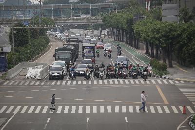 Kendaraan melintas pada Pembatasan Sosial Berskala Besar (PSBB) masa Transisi di jalan MH Thamrin, Jakarta, 11 Oktober 2020. TEMPO/M Taufan Rengganis