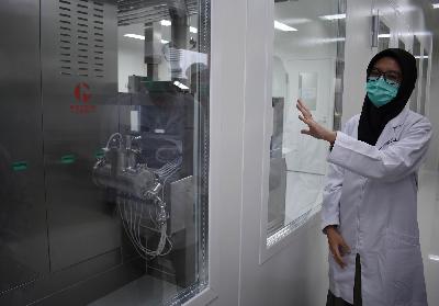 Peneliti menjelaskan fungsi mesin-mesin baru di alur produksi vaksin SARS-CoV-2 di PT Bio Farma, Bandung, Jawa Barat, 12 Agustus 2020. TEMPO/Prima mulia