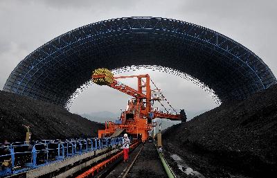 Pekerja di lokasi pasokan batu bara Pembangkit Listrik Tenaga Uap Pelabuhan Ratu, Sukabumi, Jawa Barat. TEMPO/Tony Hartawan