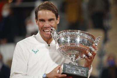 Rafael Nadal menjuarai French Open di Roland Garros, Paris, Perancis, 11 Oktober2020. REUTERS/Charles Platiau