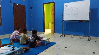 Suasana belajar di HOME Children Learning Center di Jalan Anggrek, Curug, Cinanggis, Depok, Jawa Barat. Istimewa/dok. Home Initiative