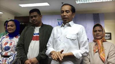 Presiden Joko Widodo (kedua kanan) dan Bobby Nasution di Jakarta, Rabu, 2018. TEMPO/Vindry Florentin