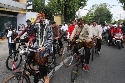 Gibran Rakabuming Raka (kiri) menuju KPUD Solo di Surakarta, Jawa Tengah, 4 September 2020. Tempo/Bram Selo Agung Mardika