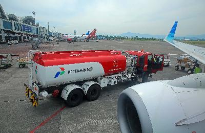 Mobil tangki bahan bakar minyak (BBM) avtur Pertamina mengisi BBM pesawat Garuda Indonesia di Bandara Hasanuddin, Makassar, Sulawesi Selatan. Dok TEMPO/Rully Kesuma