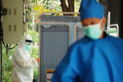 Petugas kesehatan melaksanakan uji klinis fase 3 vaksin Covid-19 Sinovac di Klinik Universitas Padjadjaran, Bandung, Jawa Barat, 8 September 2020.  TEMPO/Prima Mulia