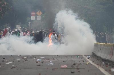 Peserta aksi menolak UU Cipta Kerja terlibat bentrokan dengan petugas kepolisian di Tugu Tani, Jakarta, 13 Oktober lalu.