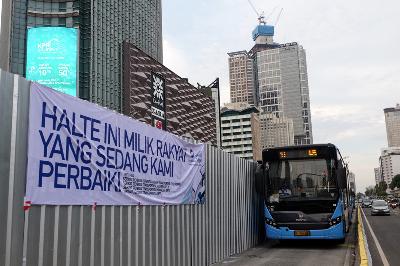 Bus Transjakarta melintas di Halte Tosari, Jakarta, Senin lalu. Halte yang sempat dibakar massa saat aksi menolak UU Cipta Kerja pekan lalu itu kembali aktif untuk digunakan masyarakat