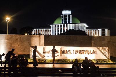 Warga beraktivitas di Masjid Istiqlal, Jakarta, kemarin.
