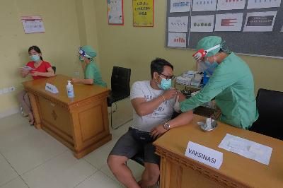 Tim medis menyuntikkan vaksin kepada sejumlah warga dalam simulasi uji coba vaksinasi Covid-19 di Puskesmas Abiansemal I, Badung, Bali, 6 Oktober lalu.