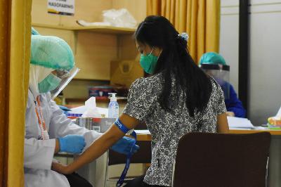 Relawan diambil contoh darahnya saat pelaksanaan uji klinis vaksin Covid-19, di RS Pendidikan Universitas Padjadjaran, Bandung, Jawa Barat, 6 Agustus lalu.