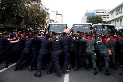 Polisi mendorong demonstran pro-demokrasi saat bentrok selama protes massa anti-pemerintah Thailand, pada peringatan 47 tahun pemberontakan mahasiswa 1973, di Bangkok, Thailand 14 Oktober 2020. REUTERS / Soe Zeya Tun