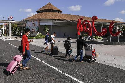Penumpang domestik tiba di Bandara I Gusti Ngurah Rai, Kuta, Bali, 31 Juli 2020. Foto: Johannes P. Christo