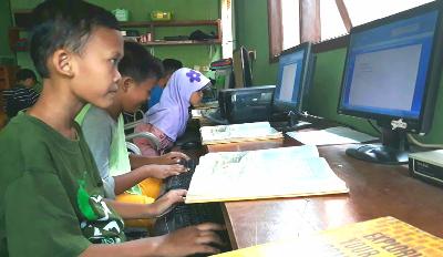 Siswa mengikuti kursus komputer di Yayasan Cipta Mandiri, Arzimar II, Bogor Utara, Kota Bogor, Jawa Barat, 13 Oktober 2020. TEMPO/M.A MURTADHO