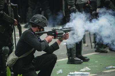 Aparat keamanan melepaskan tembakan gas air mata saat aksi tolak Omnibus Law UU Cipta Kerja di kawasan Thamrin, Jakarta,  8 Oktober 2020. TEMPO/M Taufan Rengganis