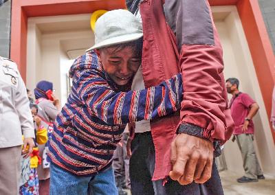 Seorang anak memeluk orangtuanya saat dipulangkan oleh pihak kepolisian usai ditahan karena ikut aksi menolak pengesahan UU Omnibus Law Cipta Kerja di Polda Metro Jaya, Jakarta, 14 Oktober 2020. TEMPO / Hilman Fathurrahman W