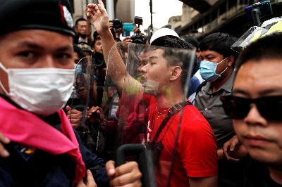 Pengunjuk rasa pro-demokrasi menuntut pemerintah untuk mengundurkan diri dan membebaskan para pemimpin yang ditahan di Bangkok, Thailand, 15 Oktober 2020. REUTERS/Jorge Silva