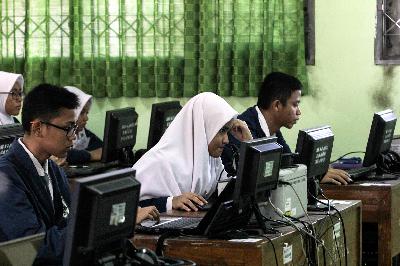 Siswa Sekolah Menengah Kejuruan (SMK) Negeri 48 Jakarta mengikuti ujian nasional berbasis komputer (UNBK) di SMK Negeri 48 Jakarta, Buaran, Jakarta Timur, Maret 2019. TEMPO/Hilman Fathurrahman W