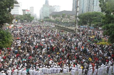 Aksi demo tolak UU Omnibus Law Cipta Kerja di kawasan perkantoran Patung Kuda Monas, Jakarta, 13 Oktober 2020. TEMPO/Subekti.
