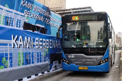 Bus Transjakarta melintas di Halte Bundaran Hotel Indonesia di Jakarta, 12 Oktober 2020.  TEMPO / Hilman Fathurrahman W