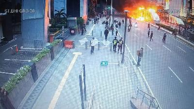 Rekaman CCTV  pada saat peristiwa pengerusakan dan pembakaran halte Bundaran HI, Jakarta. istimewa