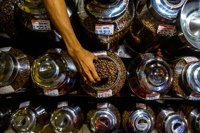Pekerja tengah mengemas biji kopi di Dunia Kopi Santa, Jakarta, 23 September 2020. Tempo/Tony Hartawan
