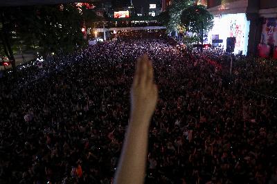 Pengunjuk rasa Pro-Demokrasi memberikan salam tiga jari  di Bangkok, Thailand, 15 Oktober 2020.  REUTERS/Athit Perawongmetha