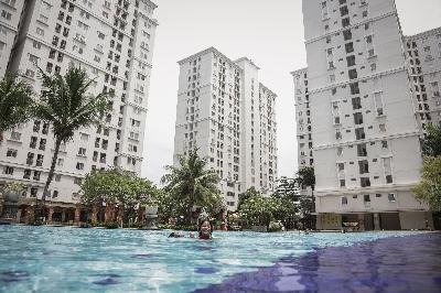 Pengunjung berenang setelah pengelola kembali membuka fasilitas kolam renang di Apartemen Kalibata City, Jakarta, 16 Oktober 2020. TEMPO/M Taufan Rengganis