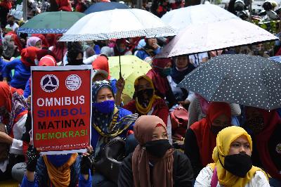 Buruh melakukan aksi menolak omnibus law di depan Balai Kota Bandung, Jawa Barat, 6 Oktober 2020. TEMPO/Prima Mulia