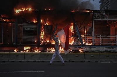 Halte Transjakarta Sarinah dibakar oleh massa saat aksi menolak Omnibus Law UU Cipta Kerja di Jalan M.H Thamrin, Jakarta, 8 Oktober 2020. TEMPO/M Taufan Rengganis