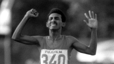 Atlet Indonesia, Eduardus Nabunome, dalam perlombaan lari jarak jauh SEA Games XIV di Stadion Madya, Jakarta, 1987. Dok.TEMPO/Dipo P Raharto